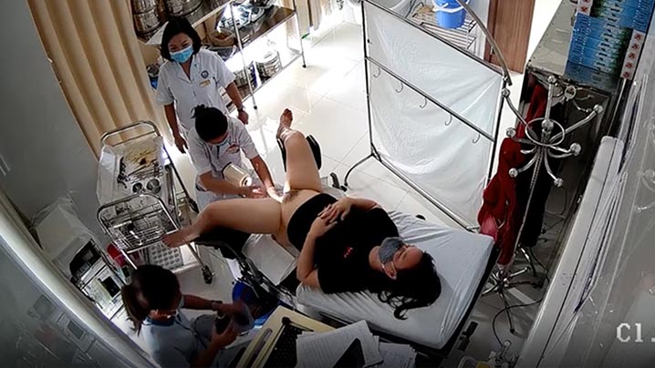 女子医院妇科诊室摄像头破解偷拍几位来做人流的妹子护士拿夹子一顿捅主任医师上手摸摸奶二指禅捅逼海报剧照