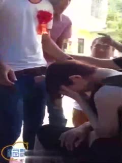 大白天众目睽睽下強迫新娘吃鸡巴真心牛B海报剧照