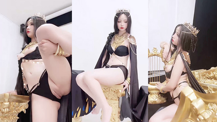 极品美女准备化妆进场海报剧照
