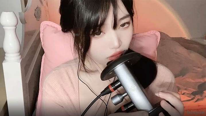 ASMR网红欲萝表情魅惑小嘴舔耳哄你入睡海报剧照