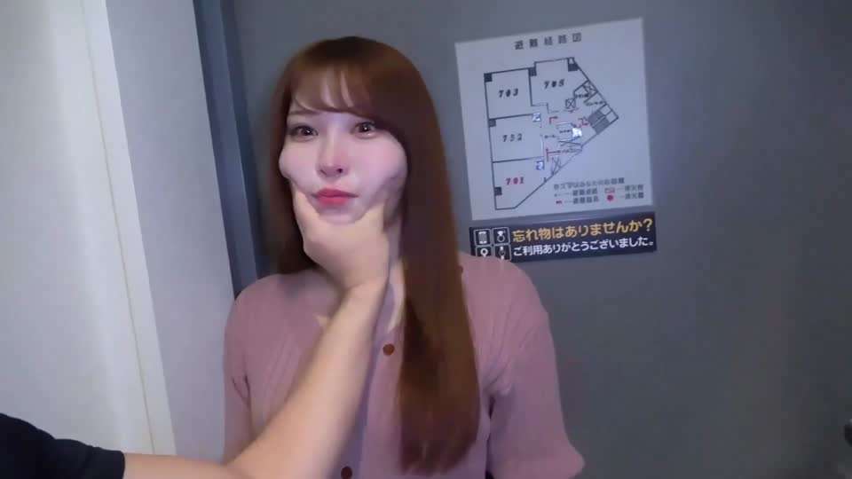 长相可爱甜美的白虎女大为了学费援交被暴力深喉3P哭的梨花带雨嫩穴