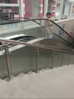 对面的美女看过来 这里的鸡巴大又长海报剧照