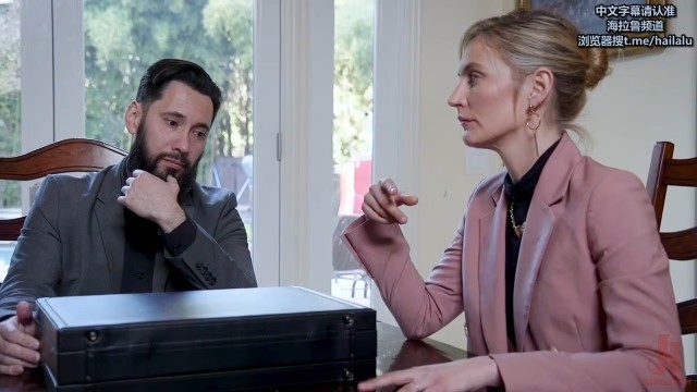 父亲去世后 ，在宣读遗嘱时，常年在外、刚从“静修”回来的妹妹阿什莉意外地继承了公司51的控股权 。#射精#双飞#骚逼#挑逗#性交#SM